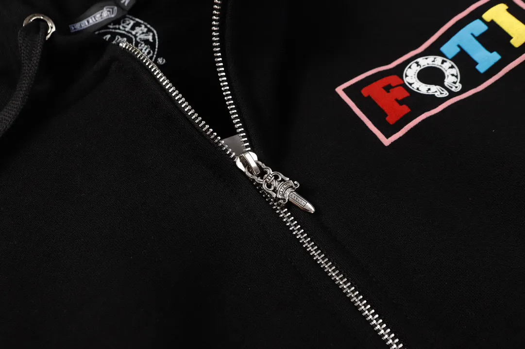 Q15—P230 -Chrome Hearts/Chrome Hearts printed zipper sweatshirt cardigan jacket -420 grams of high-density, high-quality wool, soft, delicate and skin-friendly, soft and silky to the touch, warm and skin-friendly -The hardware and zipper accessories are all customized and full of details -Colour: black -Size: S M L XL